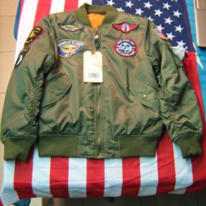 Bomber Bambino Flight Jacket Alpha Industries Inc. MA-1 100 % Nylon Verde Light Quattro Patches frontali TopGun, Gathering Of Eagles, ACE, Stelle