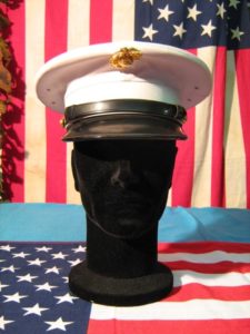 Cappello U.S. Marines Corps da Parata Pelle bianco visiera nera Originale Stemma dei Marines Corps Dorato Bottoni dorati stemma Marines ai lati.