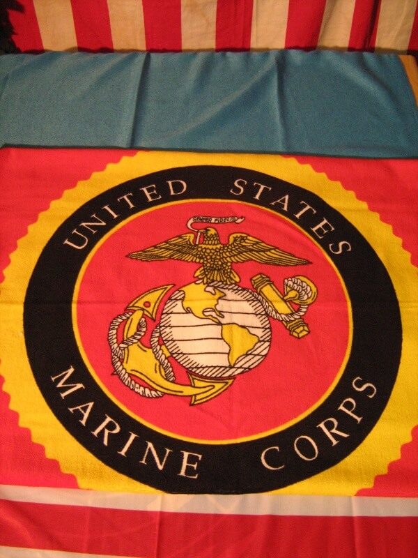 Asciugamano United States Base Rosso Asciugamano da Spiaggia Rosso Marine Corps Materiale : 100% Cotone Fondo rosso con simbolo dei Marine Corps Dimensioni: 150 x 75 cm.