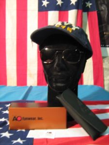 Occhiali USAF Specs Montatura nera Occhiali USAF Specs Lenti 52 mm. Montatura: nera Made in U.S.A. Con custodia in ecopelle