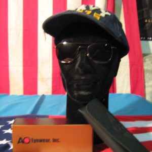 Occhiali USAF Specs Montatura nera Occhiali USAF Specs Lenti 52 mm. Montatura: nera Made in U.S.A. Con custodia in ecopelle
