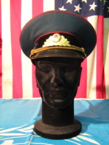 Cappello Marina Sovietica Cappello Marina Sovietica Verde Scuro Bordato di rosso Visiera in plastica nera Fascia decorativa in velluto nero