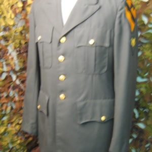 Giacca Divisa Elegante Verde vietnam con patches Coat Man's Army Green Major Coat Co. Inc. Giacca appartenente a divisa Statunitense U.S. Army 1982