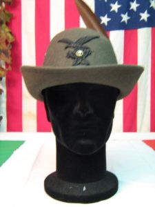 Cappello Alpino Da Truppa ParacaduOriginale Militare Da Truppa Paracadutista tista Pelo di coniglio Verde Oliva Quattro fori di areazione sui lati.